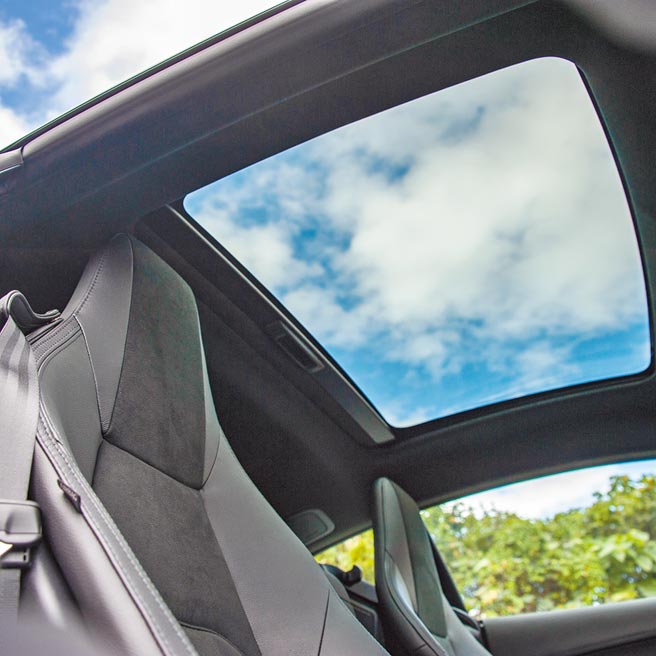 跑车座椅有着未来感，大型天窗提供绝佳採光。（陈大任摄）