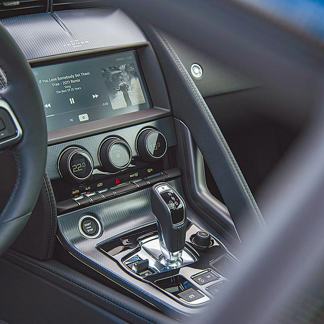 排檔座设计精美，各项控键配置方便就手。（陈大任摄）