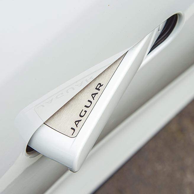 隐藏式车门把手表面有着细致的髮丝纹。（陈大任摄）