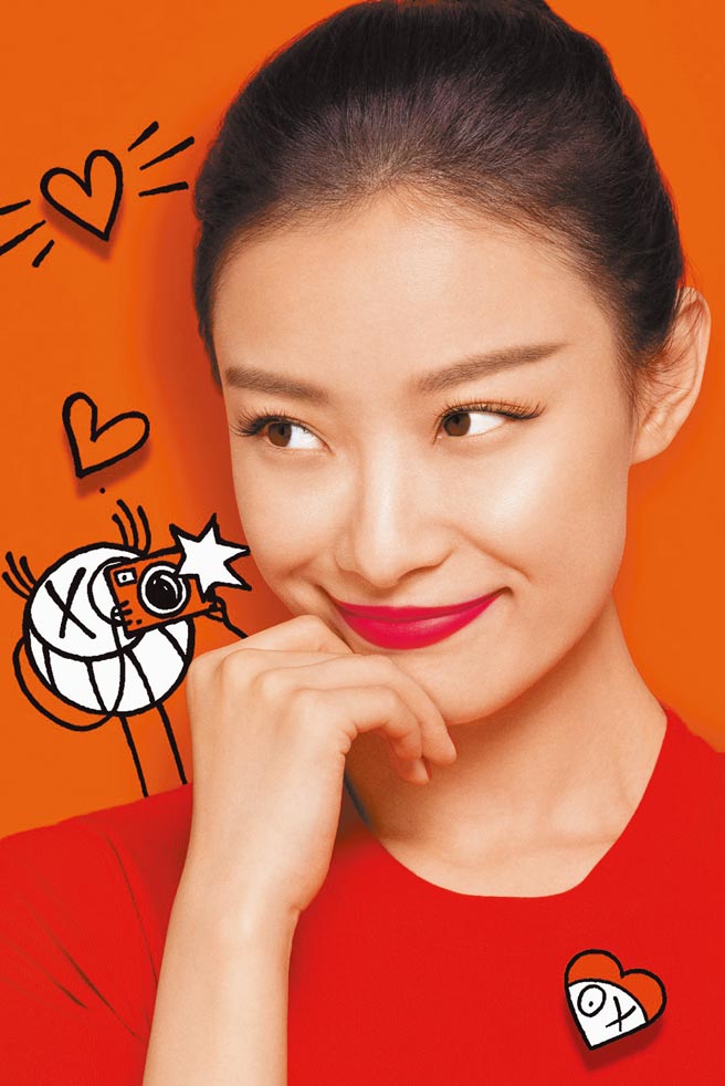 SK-Ⅱ青春露XOXO新年限量版更与艺术家Andre Saraiva 合作，笔下涂鸦人物「Mr.& Mrs.A」与品牌大使倪妮同框。（SK-Ⅱ提供）