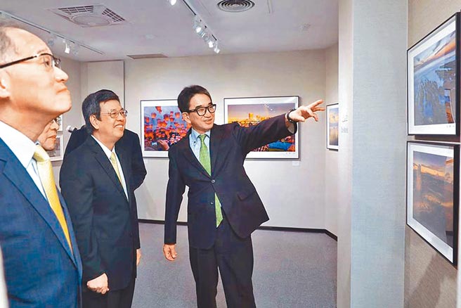 垂秀夫将任日驻陆大使。图为2018年在总统府展出「海岛之国-垂秀夫（右）摄影创作展」。（摘自陈建仁脸书）