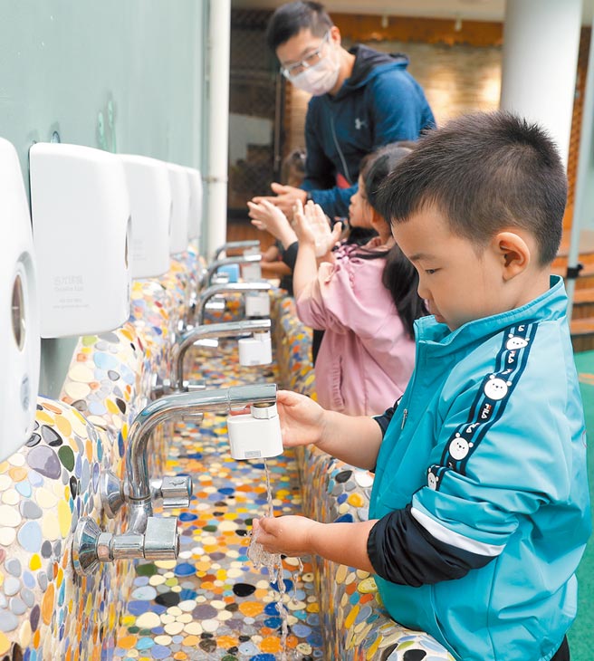 防疫须勤洗手，图为10月16日，上海市一幼儿园的老师在教小朋友们使用洗手液洗手。（新华社）