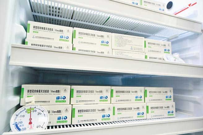 大陆5个新冠疫苗进入三期临床试验，图为12月28日内蒙古一接种点准备的新冠病毒灭活疫苗。（中新社）