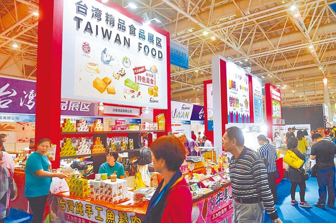 在福州舉行第21屆海峽兩岸經貿交易會，台灣美食吸引許多參觀者購買。（中新社資料照片）