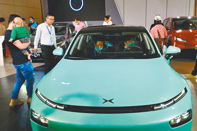 大陆新能源车产业备受看好，股价强势。图为大陆新能源汽车公司展示新车。（新华社资料照片）