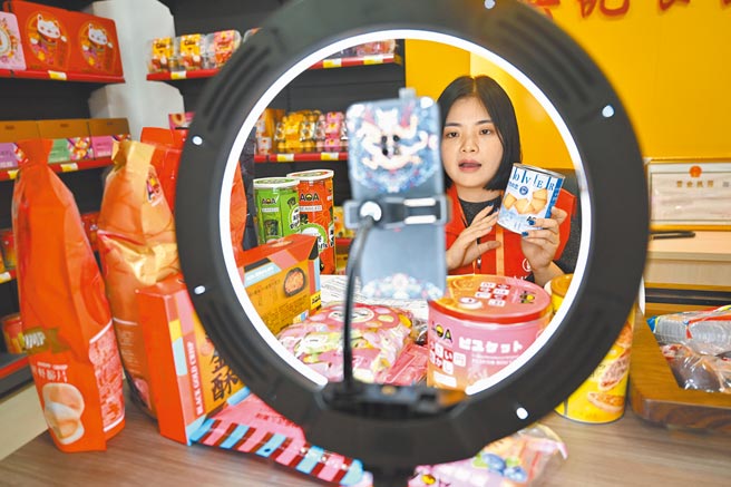 10月30日，在海丝品博会上，卖家在直播推销食品。（新华社）