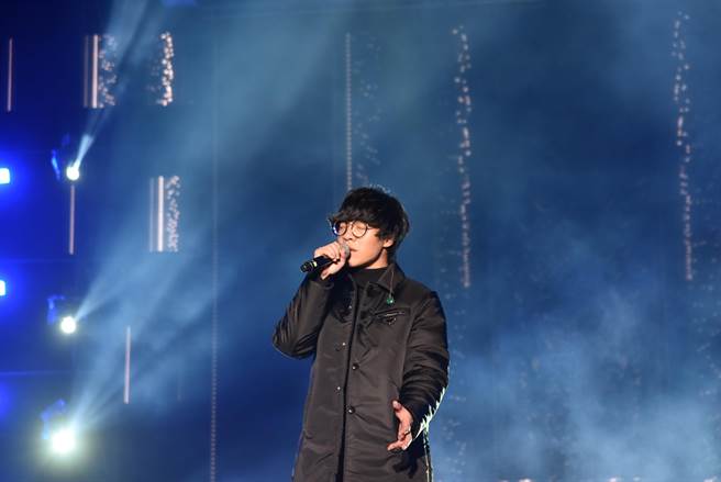 盧廣仲帶來6首歌曲，還自彈自唱，唱功深厚。（莊旻靜攝）