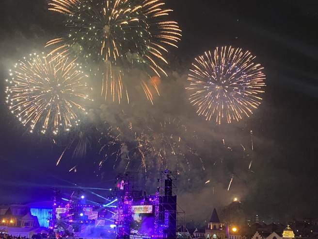 义大世界10分10秒跨年烟火秀，带给民眾视觉惊喜，乐迎2021崭新的一年。（林雅惠摄）