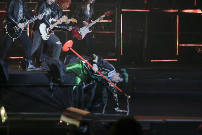 蕭敬騰慘摔。（盧禕祺攝）