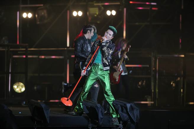 蕭敬騰敬業演唱。(盧禕祺攝)