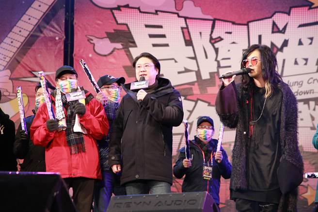 基隆市长林右昌在乐团麋先生的带领下，一同演唱「再出发」。（基隆市政府提供／陈彩玲基隆传真）