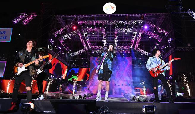 号称全台最炸开场！歌王萧敬腾领军狮子LION打头阵，老萧用其如核弹般的舞台魅力，为今年晚会揭开序幕。（台中市政府提供）