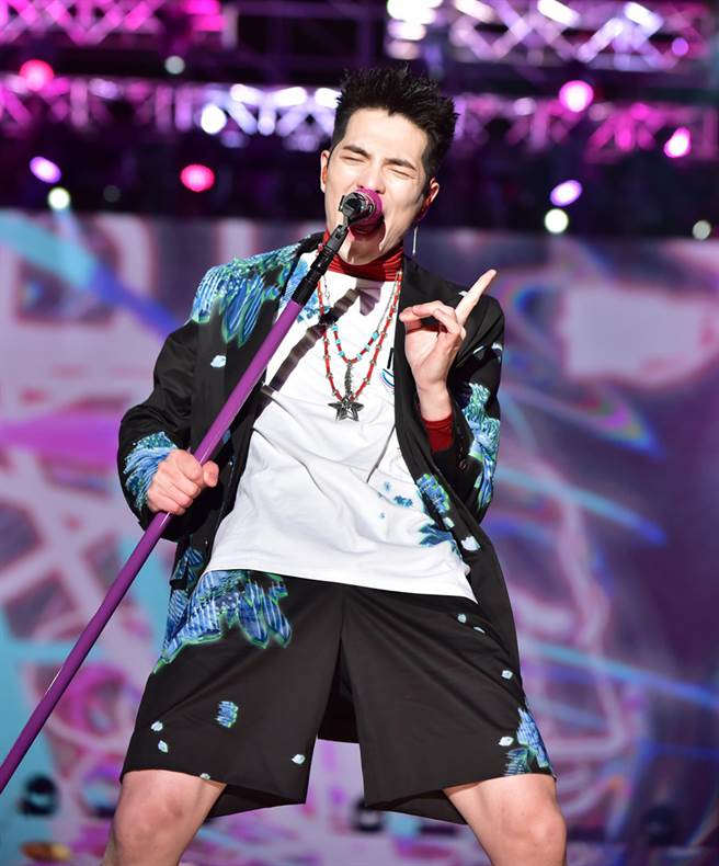萧敬腾开场以《PRUPLE RAIN》、《我们的爱》立刻让粉丝们掉入音乐漩涡。（台中市政府提供）