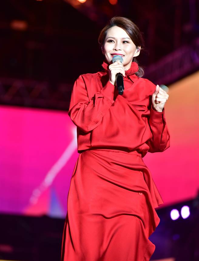 台中长大刚结束台北专场演唱会的周蕙，精心带来新歌《弯弯的月亮》等演出。（台中市政府提供）