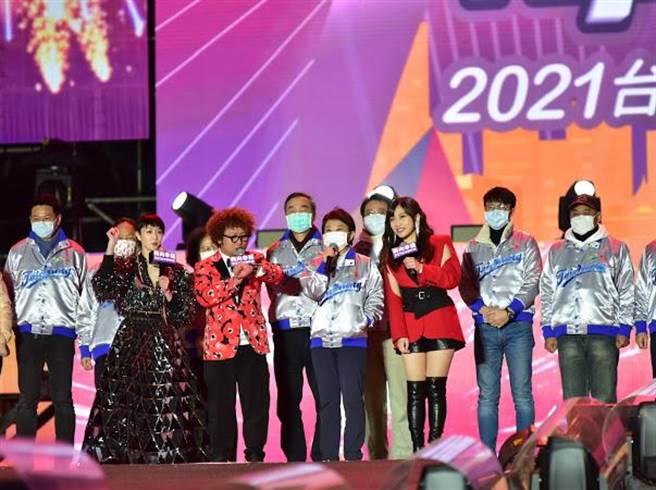 卢秀燕昨晚在市府团队陪同下前往中央公园陪线上民眾一同倒数，共同迎接2021到来。（台中市政府提供）