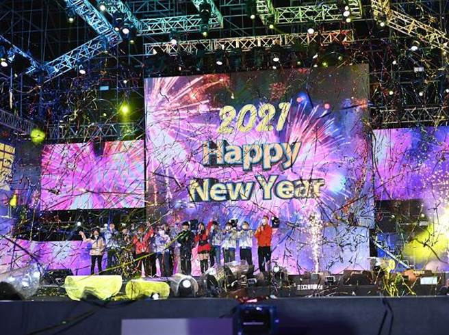 卢秀燕昨晚在副市长黄国荣、秘书长黄崇典等人陪同下，在中央公园陪电视机前的民眾倒数，迈向2021。（台中市政府提供）