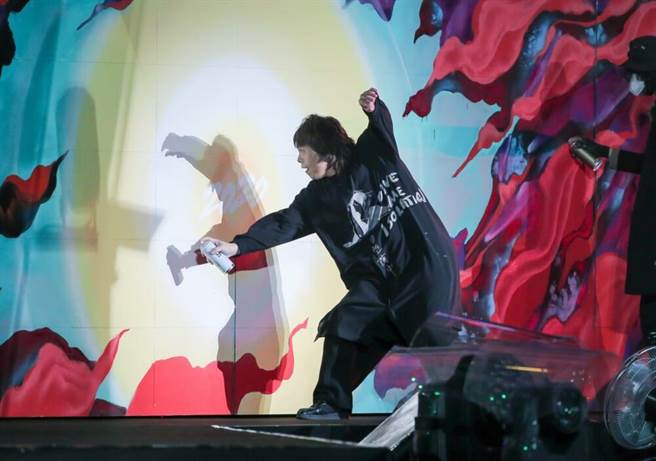 伍佰加入喷漆创作。（卢祎祺摄）