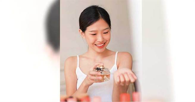 许多人会喷洒香水企图掩藏老人臭，但气味混杂之后反而闻起来更刺鼻。（图／123RF）