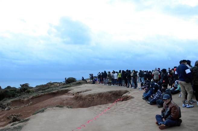 元旦眾多民眾齊聚墾丁龍磐公園，無奈因雲層太厚， 第一道曙光落空。(林和生攝)