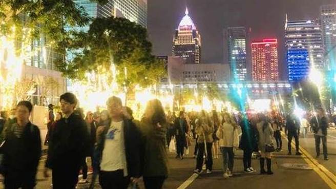 跨年受疫情影响，人潮不如以往，堪称是史上最冷清。（图／记者吴康玮摄影）