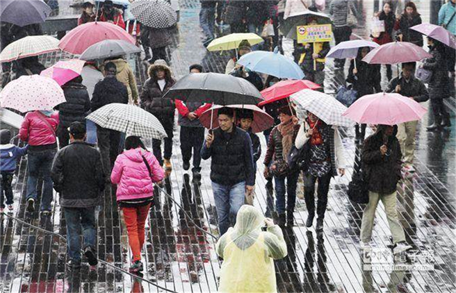 這波寒流將逐日減弱，但氣象專家吳德榮表示，下周又有強冷空氣南下，天氣更濕冷，但強度會是大陸冷氣團或寒流，仍須繼續觀察。（示意圖／本報系資料照）