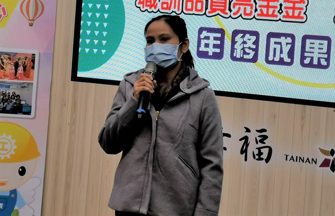 来自泰国的新住民邱曼恩，报名台南市劳工局开办的照顾服务员训练班，结训后马上在医院找到工作。（刘秀芬摄）