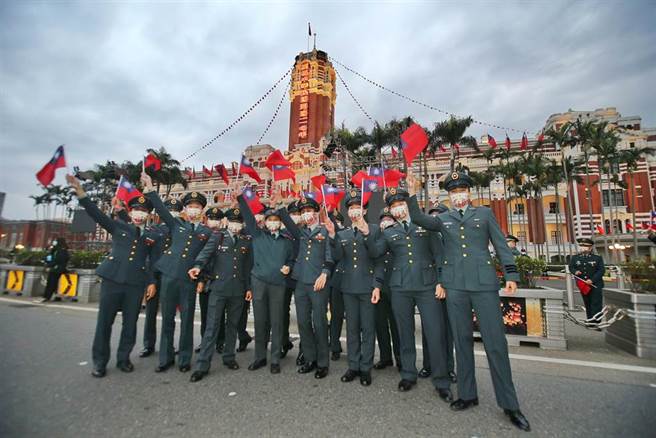 与会军人开心手持国旗合影。（杜宜谙摄）