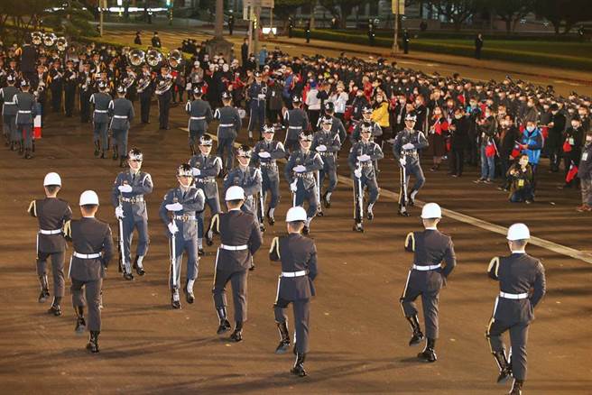 三军仪队现场演出精湛操枪技艺。（杜宜谙摄）