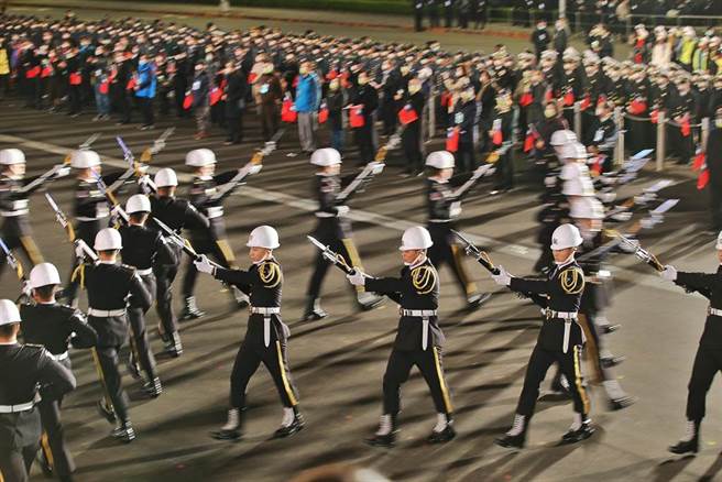 三军仪队现场演出精湛操枪技艺。（杜宜谙摄）