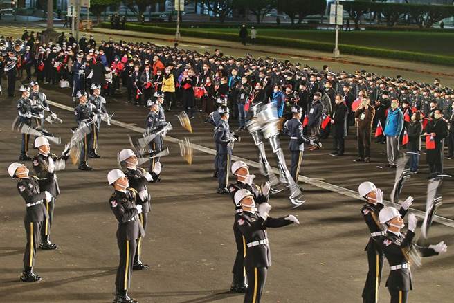 三军仪队现场演出精湛操枪技艺。（杜宜谙摄）