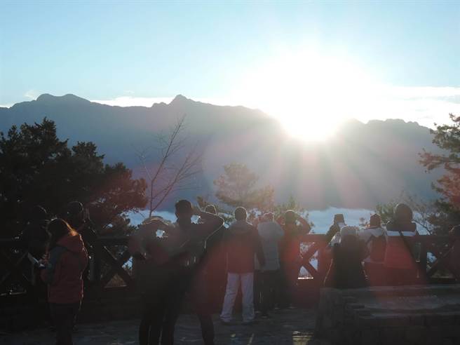 阿里山第一道曙光于清晨7时5分，从云雾缭绕的玉山山脉间一跃而出。（张毓翎摄）