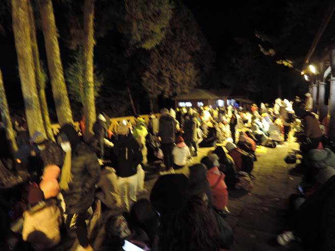 远到而来游客改往到祝山、对高岳观景台等地点守候日出的到来。（张毓翎摄）