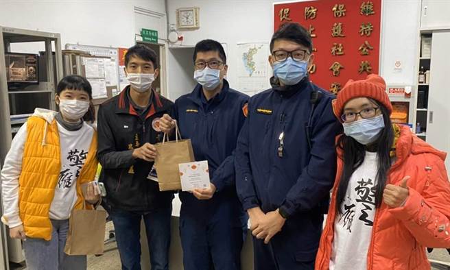 警雁协会干部等人与淡水分局水源派出所员警合影。（图/警雁提供）