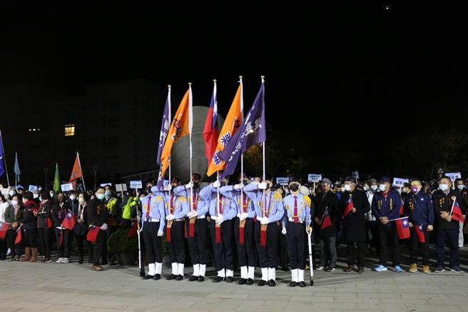 苗栗县政府举办2021年元旦升旗典礼，建臺中学仪队进场。（巫静婷摄）