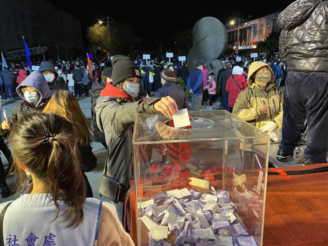 苗栗县政府举办2021年元旦升旗典礼，民眾投入抽奖券前需填写姓名、电话，落实防疫实联制。（巫静婷摄）