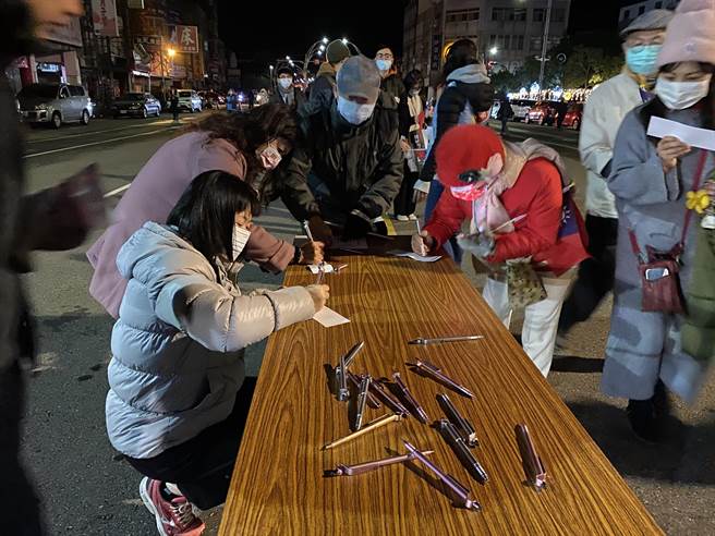 苗栗县政府举办2021年元旦升旗典礼落实防疫实联制，民眾排队填写资料。（巫静婷摄）