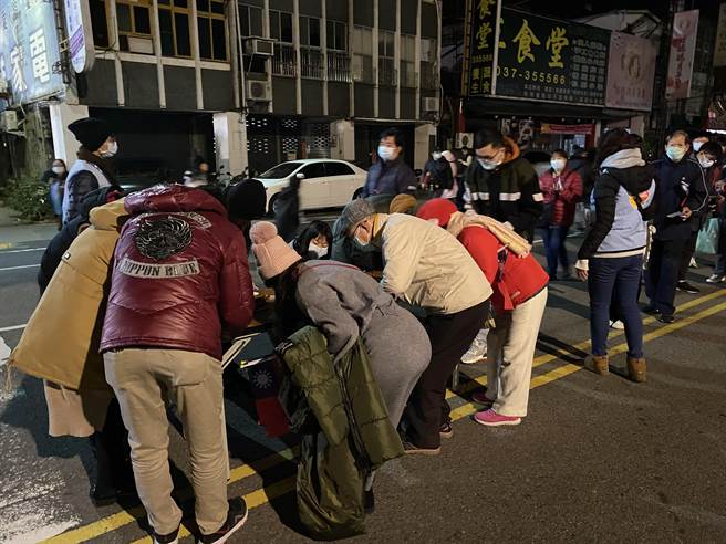 苗栗县政府举办2021年元旦升旗典礼落实防疫实联制，民眾排队填写资料。（巫静婷摄）