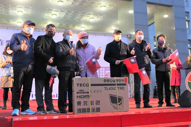 苗栗县政府举办2021年元旦升旗典礼，妇人抽中液晶电视。（巫静婷摄）