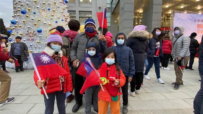 梁姓父亲带着4个小孩清晨5时45分就来参加元旦升旗典礼，希望新冠肺炎疫情早日退去，新年平安快乐。（巫静婷摄）