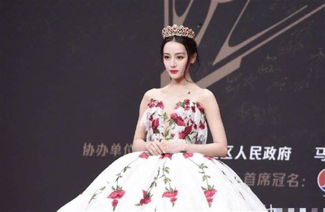 迪丽热巴以一袭玫瑰刺绣蓬裙礼服绝美亮相，她整个人就像童话公主。（图／取材自新浪娱乐微博）
