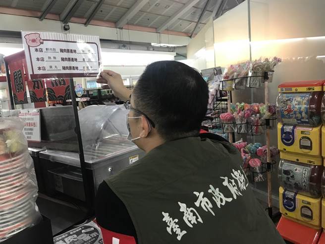 元旦起，全台所有豬肉及豬可食部位食品，無論生鮮或加工製品都要清楚標示原料原產地，台南市衛生局今起每月規畫將稽查800-1000家次。（台南市衛生局提供)