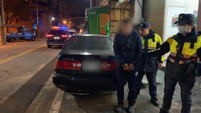 大甲警方意外在跨年夜逮獲竊盜通緝犯。（大甲警分局提供／陳淑娥台中傳真）