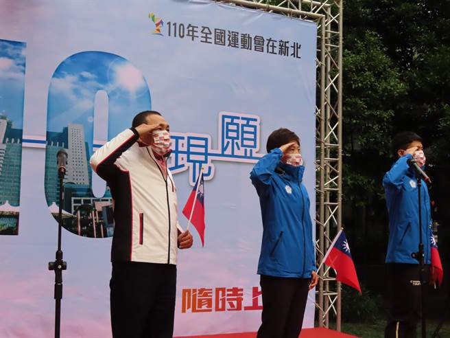 新北元旦升旗 侯友宜：团结防疫一定能度过难关。（叶德正摄）