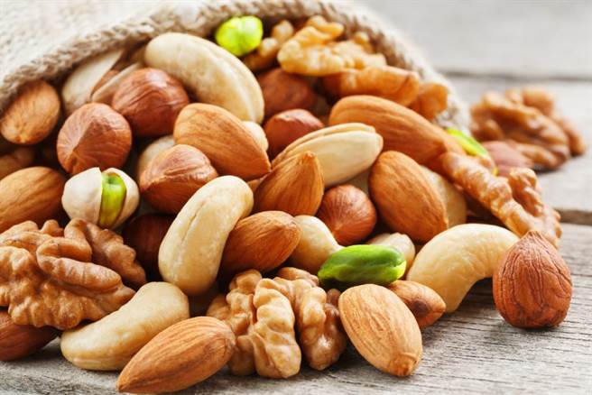 坚果上面有层膜 需要去掉再吃吗？专家提点完美的坚果吃法。(图/沣食公益饮食文化教育基金会)