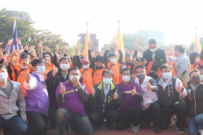 今日（1）为台南市归仁国小百年校庆，台南市长黄伟哲（前排左四）与学生开心合影。（李宜杰摄）