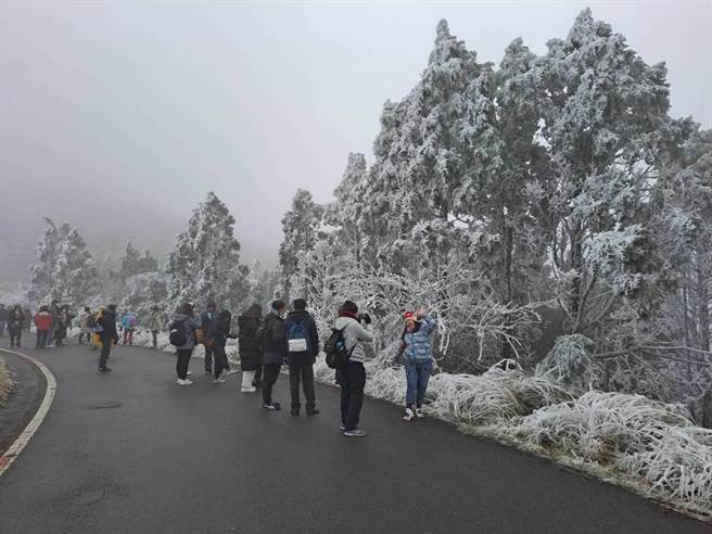 People gazed enthusiastically at the silvery-white landscape of Victoria Peak.  (Provided by Luo Dong Forest Management Bureau / Faxed by Hu Jiansen Yilan)