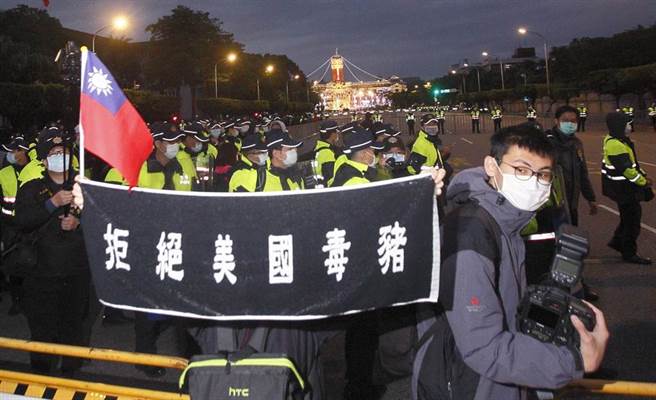 民间反瘦肉精毒猪联盟1日举办元旦升旗活动，有成员在凯道高举标语抗议。（图／本报系资料照）