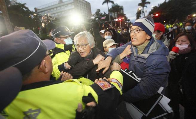 民间反瘦肉精毒猪联盟1日举办元旦升旗活动，数名成员朝凯道前进抗议，在过程中与警爆发推挤。（张铠乙摄）