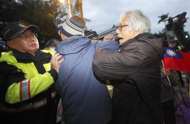 民间反瘦肉精毒猪联盟1日举办元旦升旗活动，数名成员朝凯道前进抗议，在过程中与警爆发推挤。（张铠乙摄）