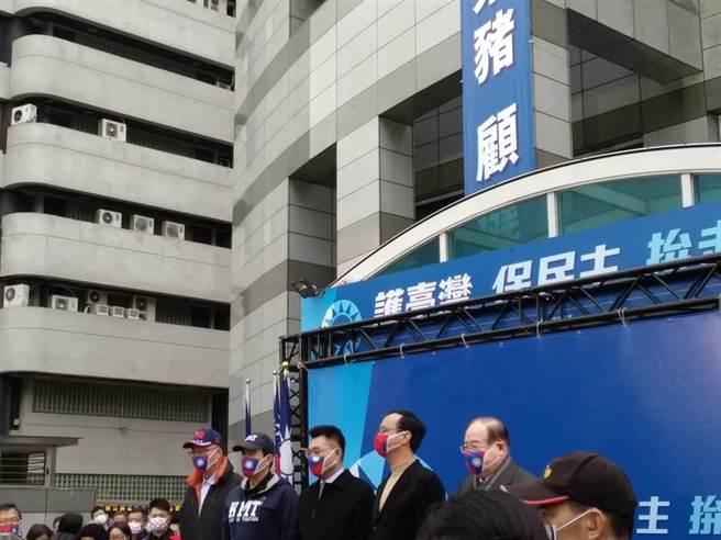 马吴朱江今日同台主持升旗典礼画面（记者季节摄）